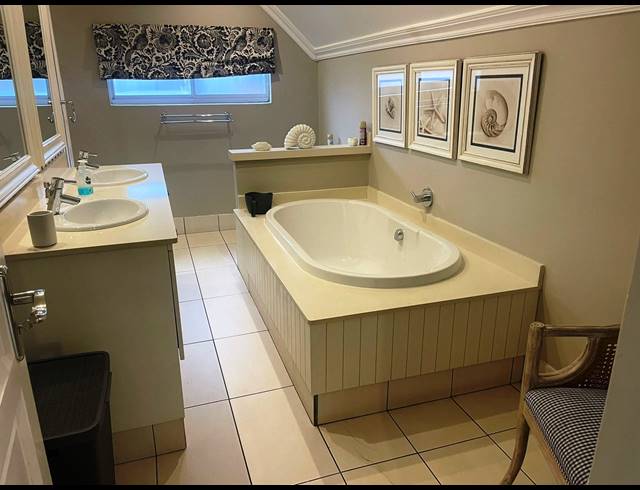 6 BEDROOM HOUSE FOR SALE IN LA LUCIA
